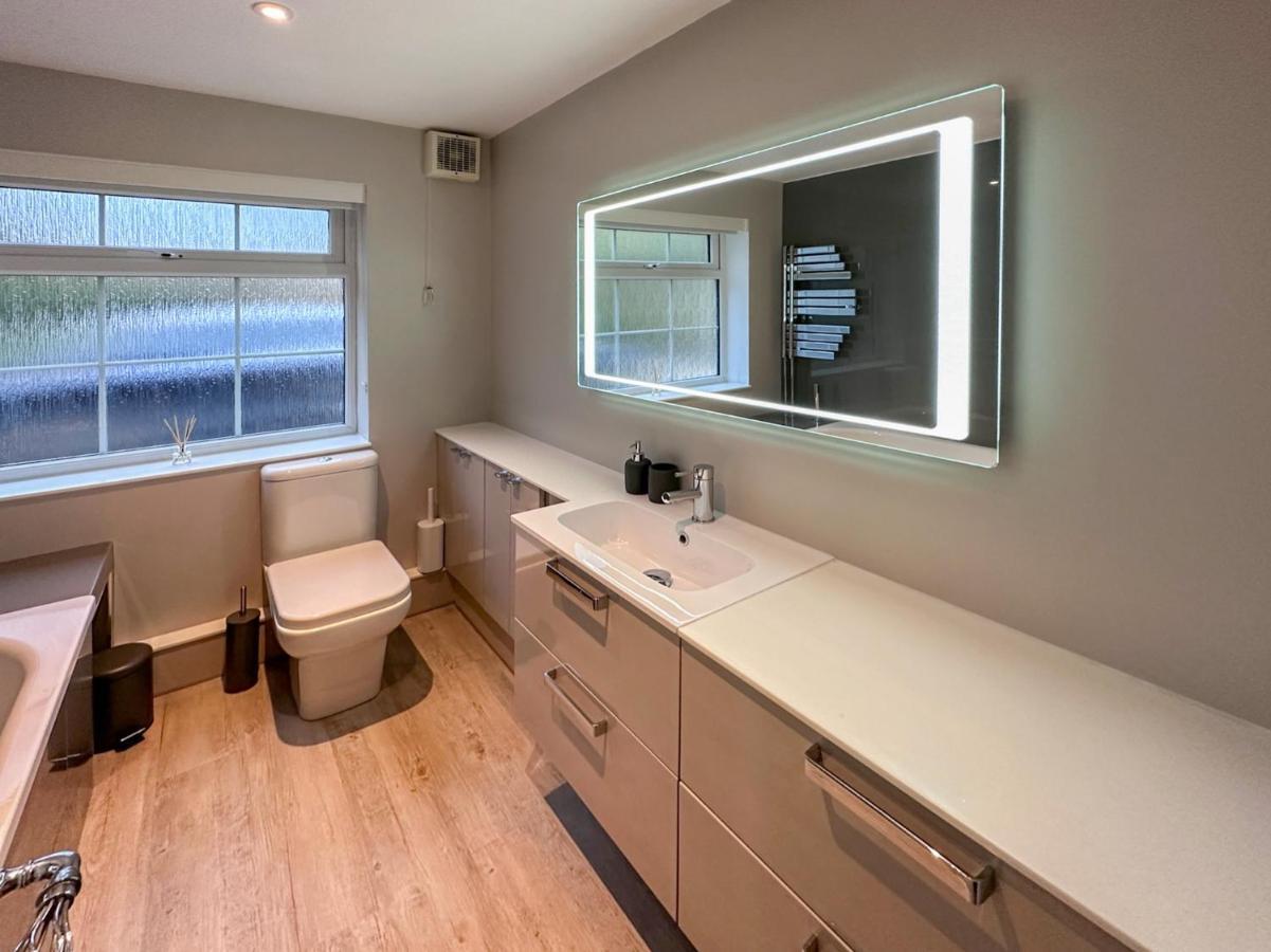 Blunsdon Lodge - Spacious Bungalow, High Speed Wi-Fi, Free Private Parking, Garden Swindon Esterno foto