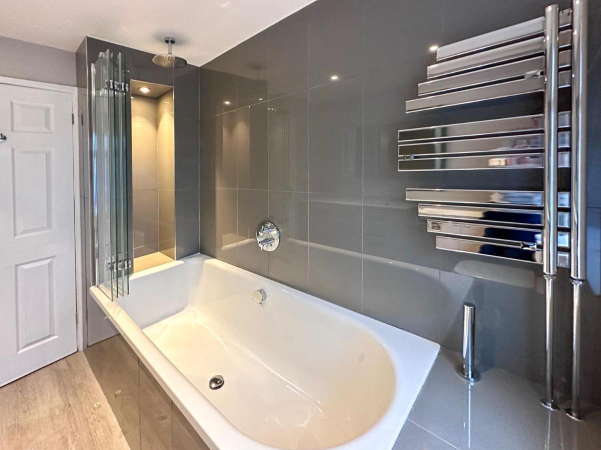 Blunsdon Lodge - Spacious Bungalow, High Speed Wi-Fi, Free Private Parking, Garden Swindon Esterno foto