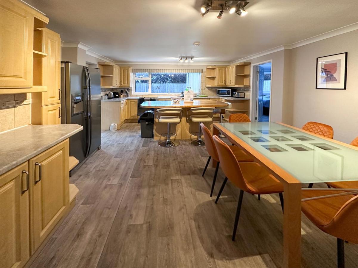 Blunsdon Lodge - Spacious Bungalow, High Speed Wi-Fi, Free Private Parking, Garden Swindon Esterno foto