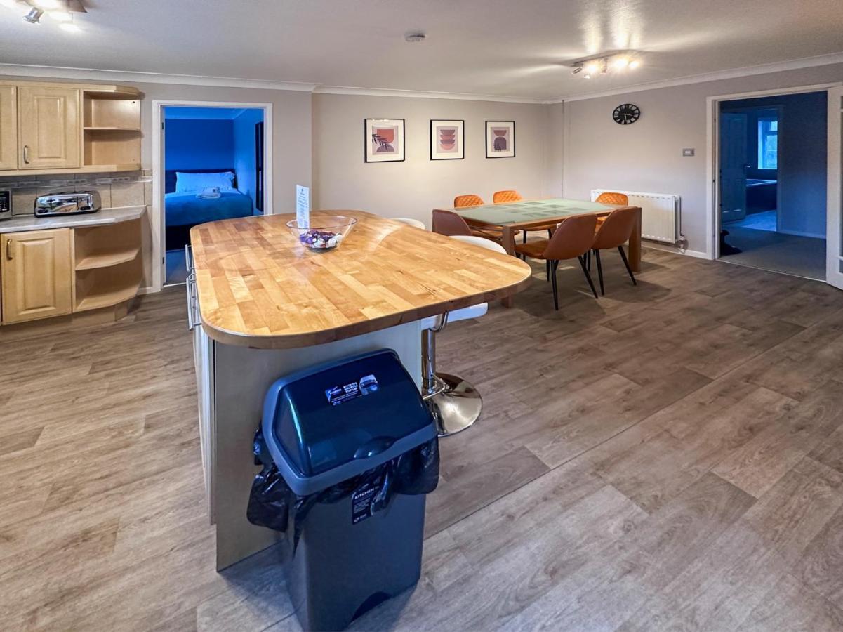 Blunsdon Lodge - Spacious Bungalow, High Speed Wi-Fi, Free Private Parking, Garden Swindon Esterno foto