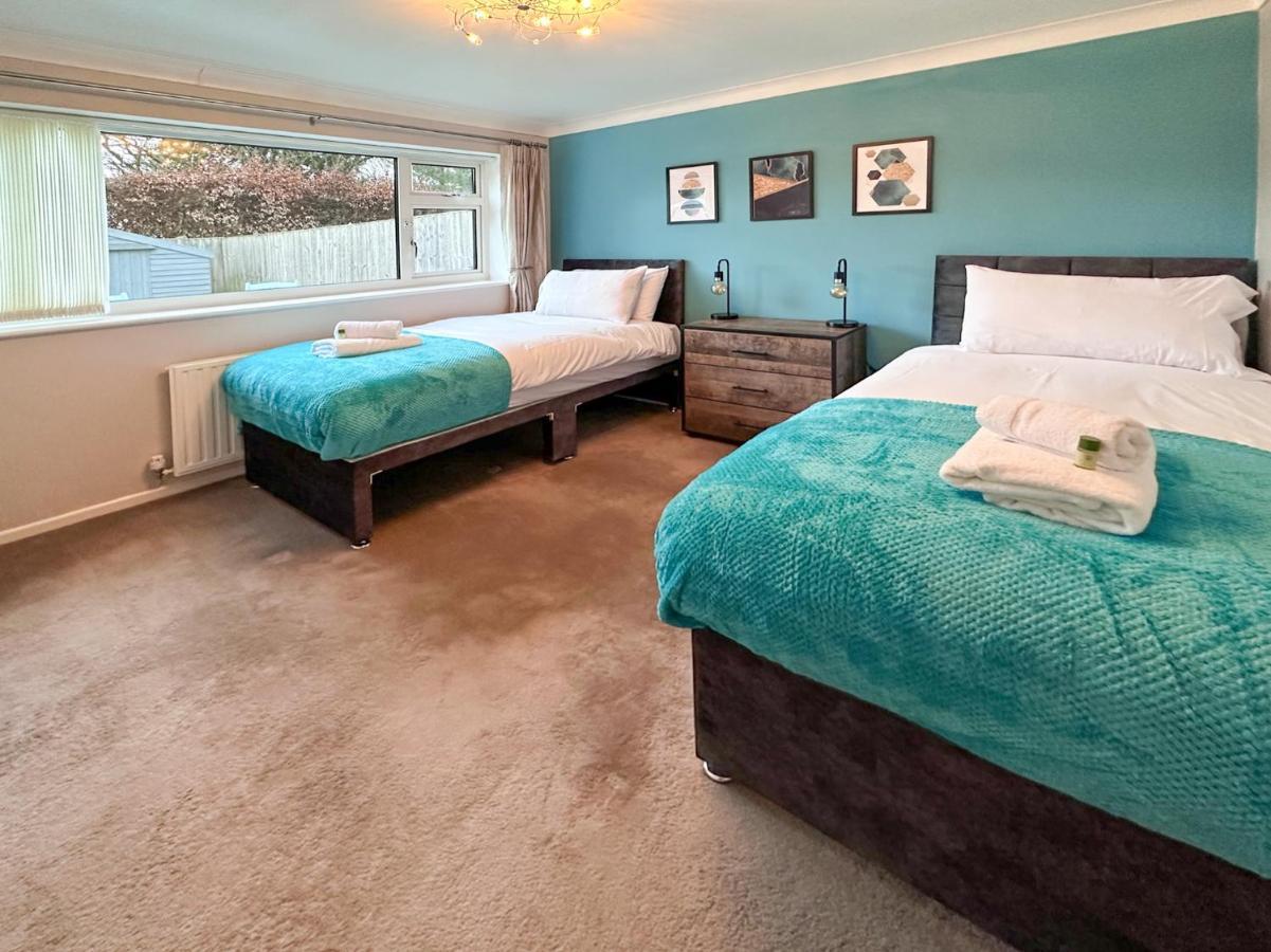 Blunsdon Lodge - Spacious Bungalow, High Speed Wi-Fi, Free Private Parking, Garden Swindon Esterno foto