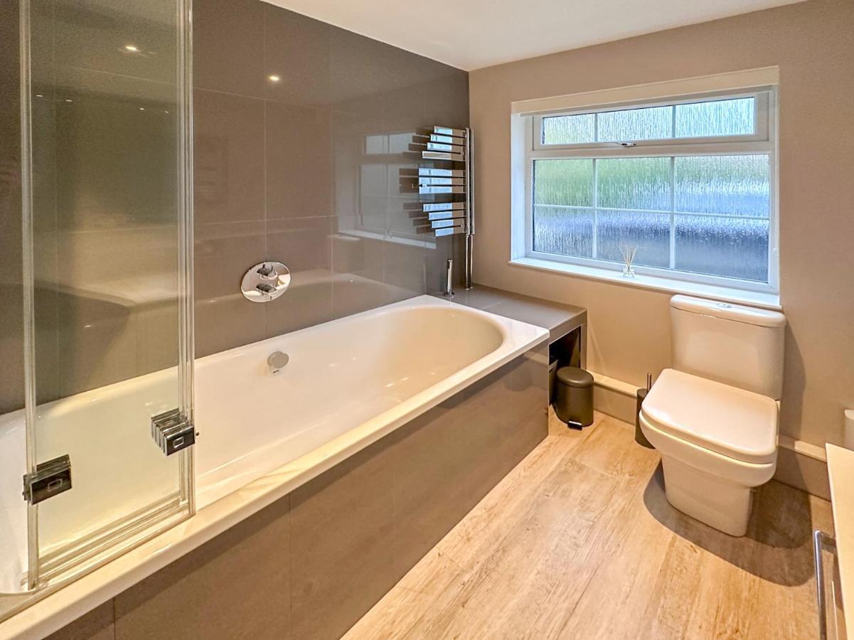 Blunsdon Lodge - Spacious Bungalow, High Speed Wi-Fi, Free Private Parking, Garden Swindon Esterno foto