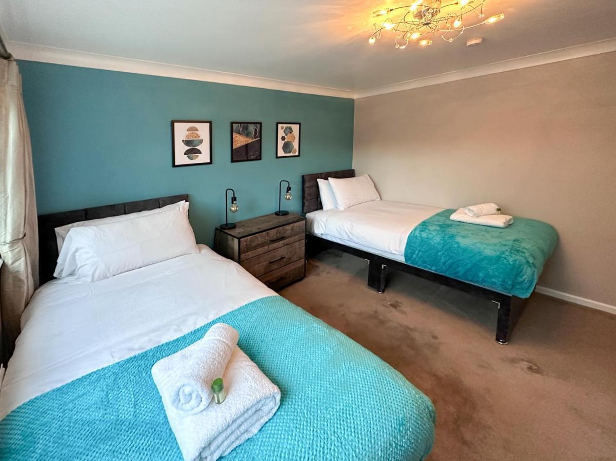 Blunsdon Lodge - Spacious Bungalow, High Speed Wi-Fi, Free Private Parking, Garden Swindon Esterno foto