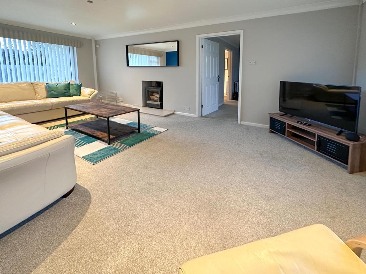 Blunsdon Lodge - Spacious Bungalow, High Speed Wi-Fi, Free Private Parking, Garden Swindon Esterno foto